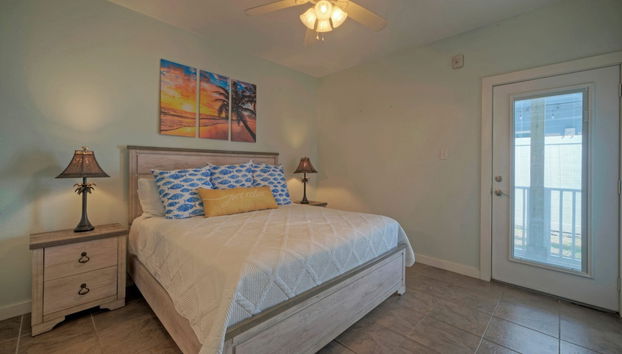 Chic 2BR Coastal Condo Shared Pool Near the Beach Envy the Adventure - Foto 3, Habitación