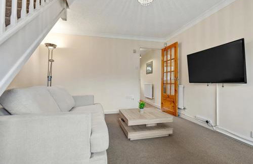 Modern Terraced House with Private Garden, Near Airport & MET Office - Foto 13