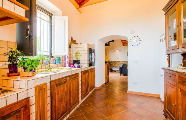 Charming Villa With Pool and Panoramic Surroundings - Photo 12