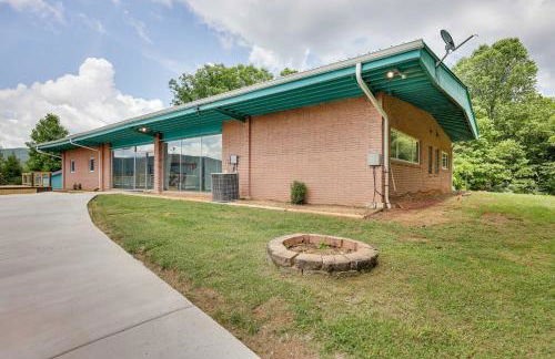 Mountain View and Fire Pit Modern Copperhill Home - Foto 35