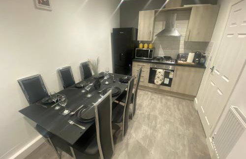 3- Bedroom House -Private Parking - contractors welcome- 2 Min M62 - Foto 11