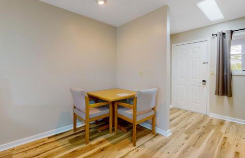 Charming Studio Sleeps 4 Close to Douglas Lake - Foto 12