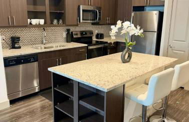 Modern 1BR Dallas peaceful escape in the heart of Farmers Branch! Less than 20 minutes from Downtown Dallas, 15 from DFW ariport 15 from Grapevine - Photo 1