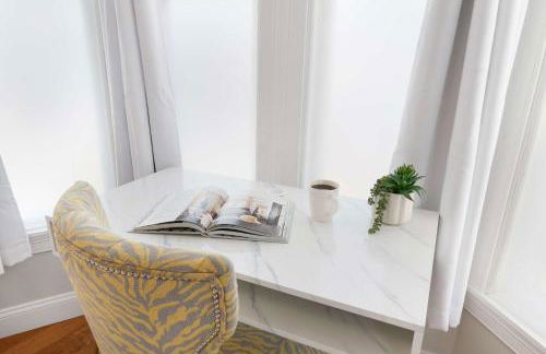 Jennifer's Chic Downtown City Views Private Deck - Foto 14