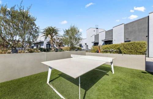 Modern Living, Stunning city views, 1Mile to Dodger Stadium - Photo 18