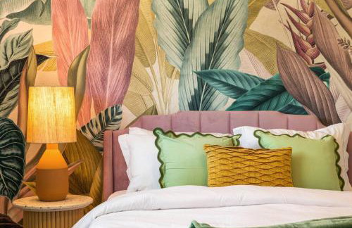 Whimsical Oasis Retreat by Rather Be Properties - Foto 23