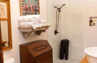 The Dollhouse - 3 Bed, 2 Bath, Walk to Downtown - Foto 14