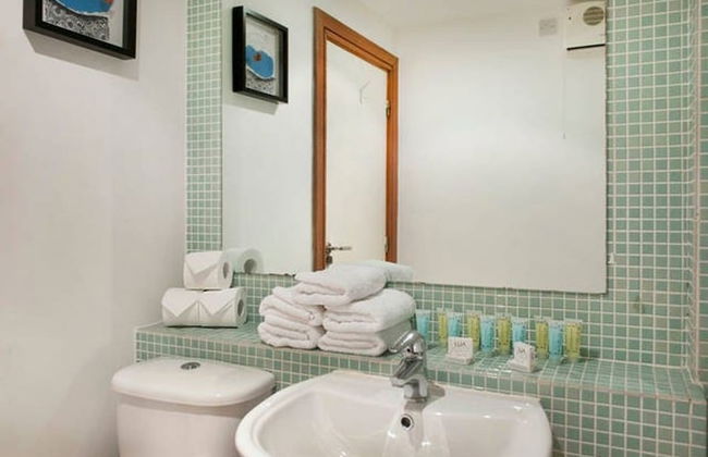 MetroStays - Antiques Quarter - Photo 9