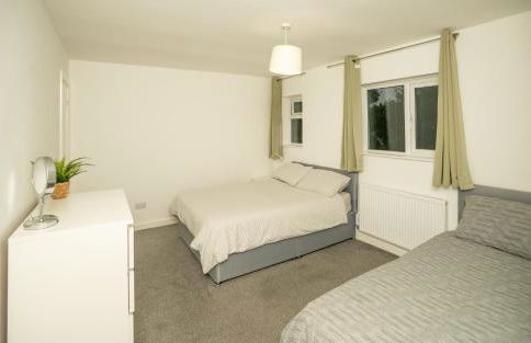 Dunstable 3-Bed House Sleeps 6 Driveway Parking Near Town Centre & Transport Links Close to Whipsnade Zoo Ideal for Families & Contractors - Photo 17