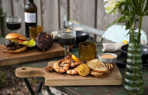 Luxury Shepherd hut with hot tub - Photo 19