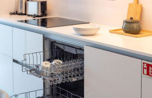 Gaia Elegant Apartment with Patio by LovelyStay - Foto 31