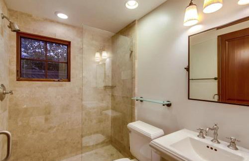 Mediterranean Beauty with Rooftop Deck and Views - Foto 39