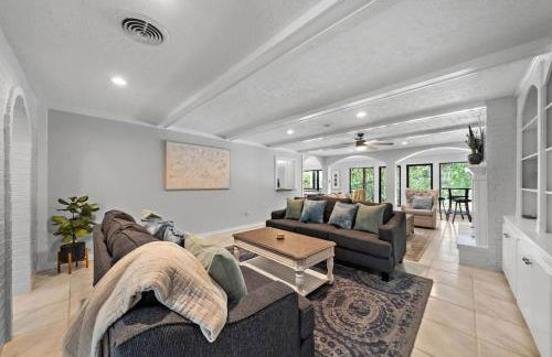 Waterfront oasis with private pool, game room, fire pit and volleyball court - Foto 8