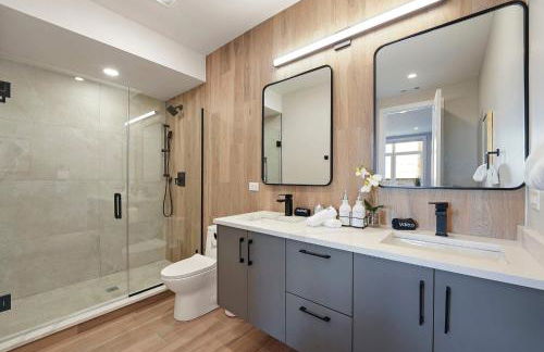 Modern Condo by Med District with Parking & Laundry - Foto 29