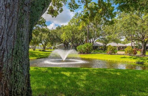 Luxurious Golf Retreat Villa in PGA National! - Photo 32