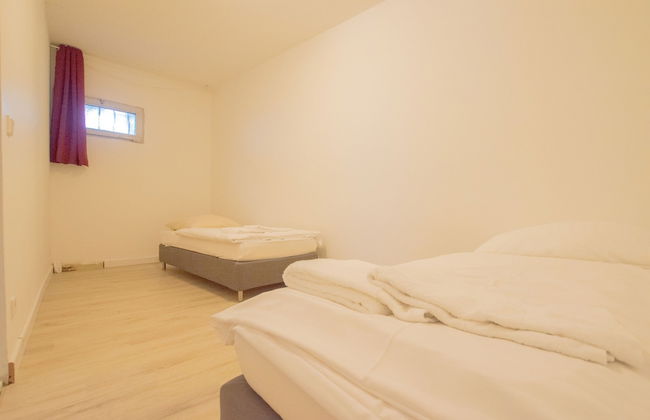 Spacious House - Photo 27