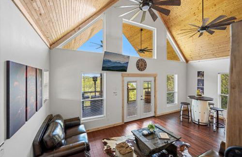 TN Whiskey Cabin- Lake and Mtn Views- Covered Deck- Game Room- Pool Table- Pets - Foto 35