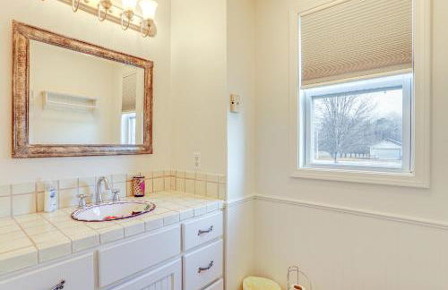 Steps to White River Mountain View Home with Deck! - Foto 10