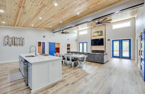 Riverfront Caddo Shack Home with Views and Fire Pit - Foto 7