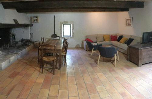 typical provencal farm in an exceptional natural site, the alpilles park - 8 people. - Foto 3