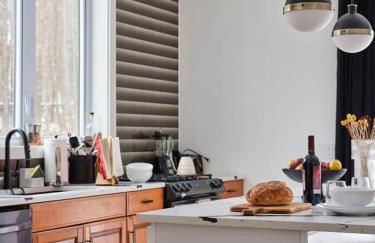 Chic Renovated Chalet with Private Pond - Foto 7