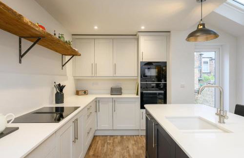 Stylish 3BR Townhouse Sleeps 6 Near City Centre - Foto 1