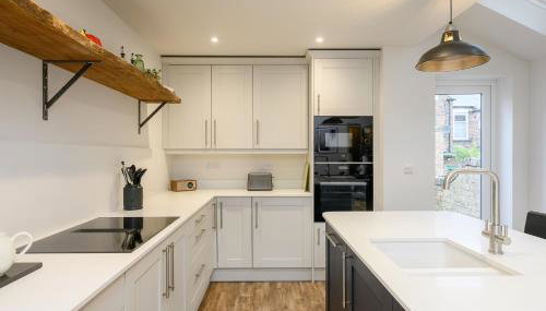 Stylish 3BR Townhouse Sleeps 6 Near City Centre - Foto 1