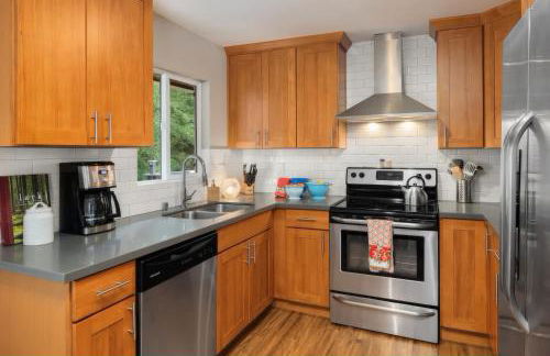 Spacious Main Street Retreat for families and large groups - Photo 20