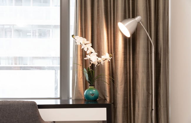 Modern Condo in Financial District - Photo 2