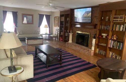 Large near Shops/Dining & easy access to freeway - Foto 9