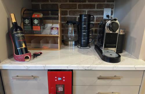 NEW! Urban Oasis, Chic 3-BR 2-BA Corner Unit, Steps Away from NYC! - Foto 24