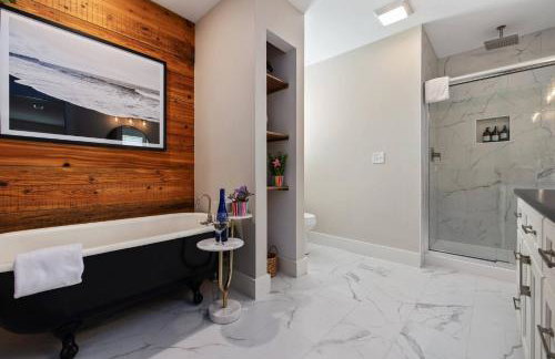 Downtown | Gorgeous | Pet Friendly! - Photo 57