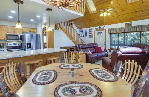 2 Mi to Show Low Lake: Scenic Cabin w/ Balcony - Foto 7