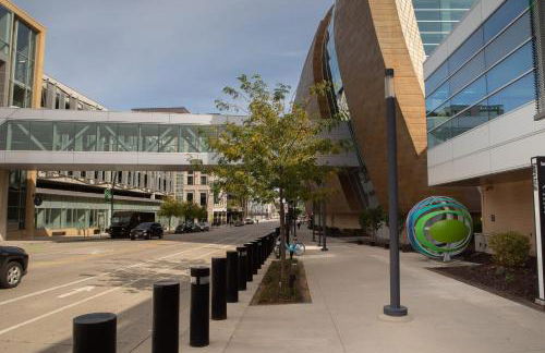 Modern 1BR Apt with Rooftop, Gym, and Parking - Foto 29