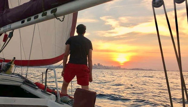 Observez le coucher de soleil depuis le voilier