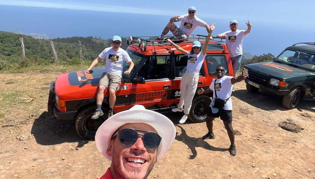 Foto di gruppo intorno alla jeep