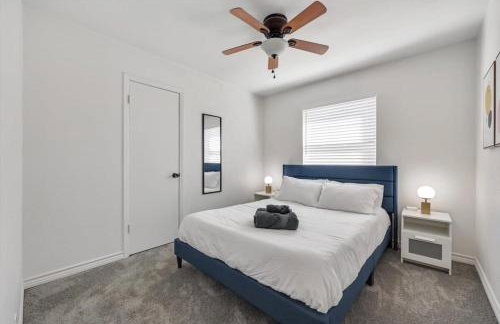 Luxury 4Bed 2Bath Hidden Gem w Backyard Oasis - Foto 19