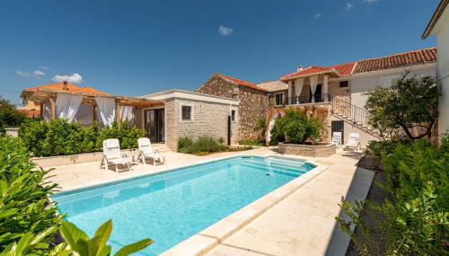 Apartment Varos with shared pool - Photo 2