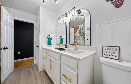 Comfort, Fun, & Charming - 5BR Oasis with Pool - Foto 22