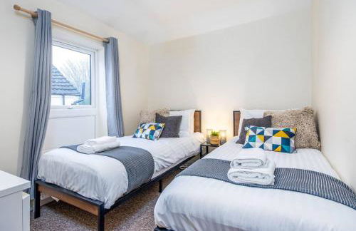 4Bed Central House w Parking & Garden - Foto 9