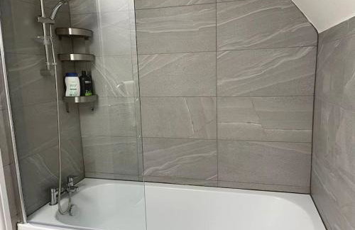 Orchid Lodge - Two Bed Generous Flat - Parking, Netflix, WIFI - Close to Blenheim Palace & Oxford - F4 - Photo 7