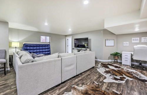 Lakefront Rogers Getaway with Hot Tub and Deck! - Foto 25