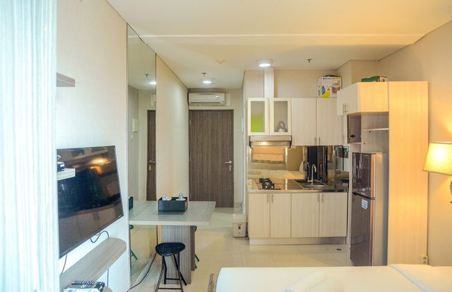Prime Location Studio Apartment at Elpis Residence near Ancol - Photo 1