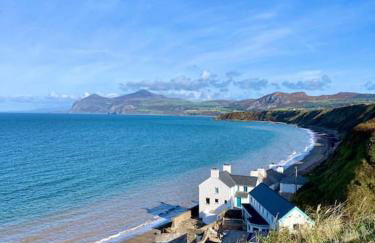 Beach Front Apartment - Photo 13