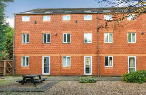 Spacious 6-Bed Home Sleeps 12, Near Highfields Park - Photo 22