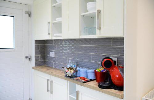 Located in the peaceful NG8 Wollaton , Perfect for Business Trips & Family Holidays or working proffesionals-long term deals, M1 Nearby , Free Parking , Private Garden , 500Mb Wi-Fi , Netflix - Foto 17