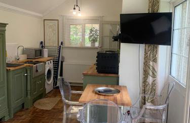 1 mile from Harry Potter Tour Self Contained Flat One bedroom plus new sofa bed in lounge - Foto 6