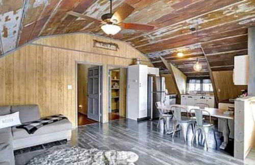 Rustic Barn Retreat w Hot Tub Game Room & FirePit - Foto 9