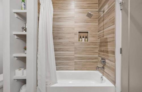 Modern Luxe Townhome with Rooftop Cinema - Foto 41