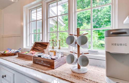 Historic Farmhouse Near Mountains and Colleges! - Foto 14